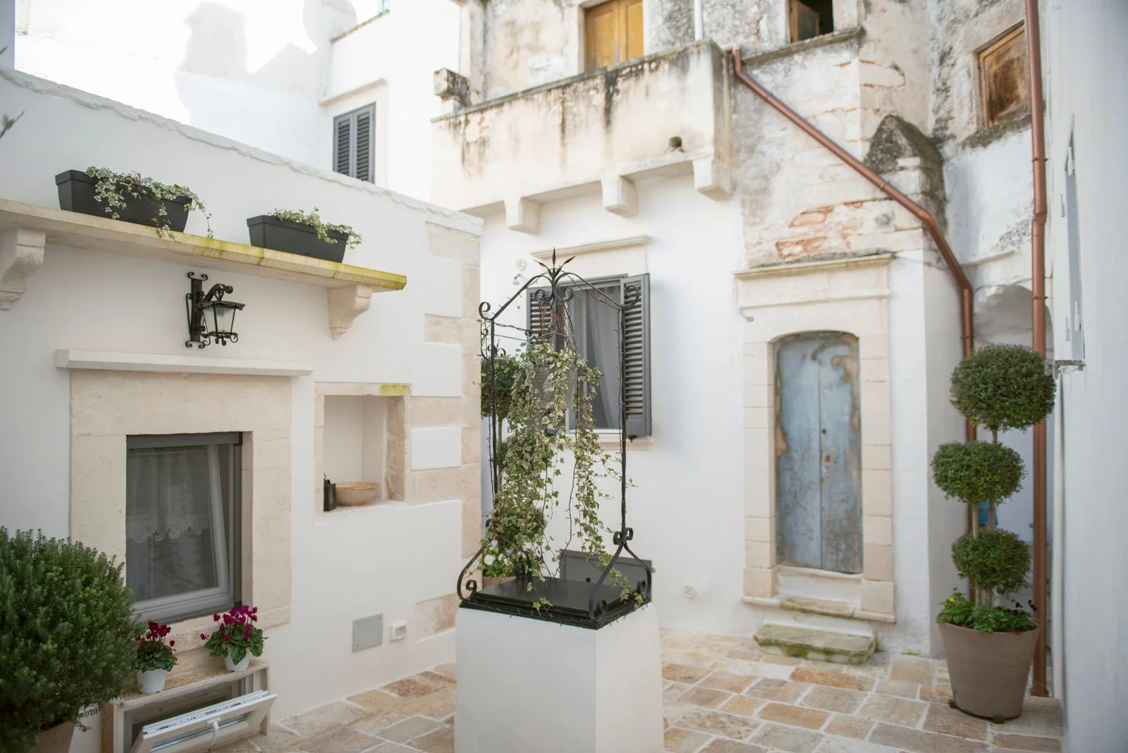 Il patio in pietra de L’Antico Pozzo