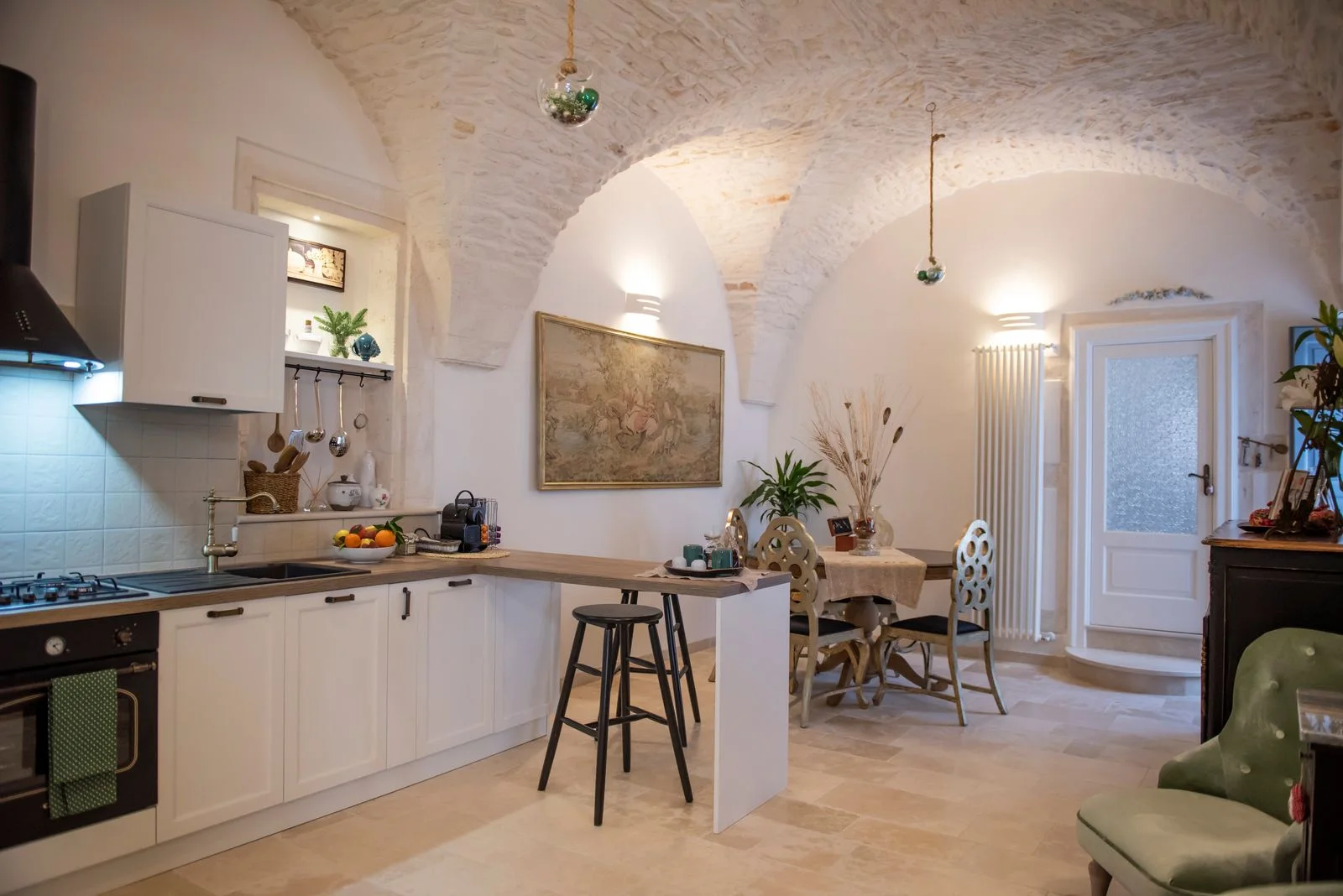 La cucina e la zona living del relais