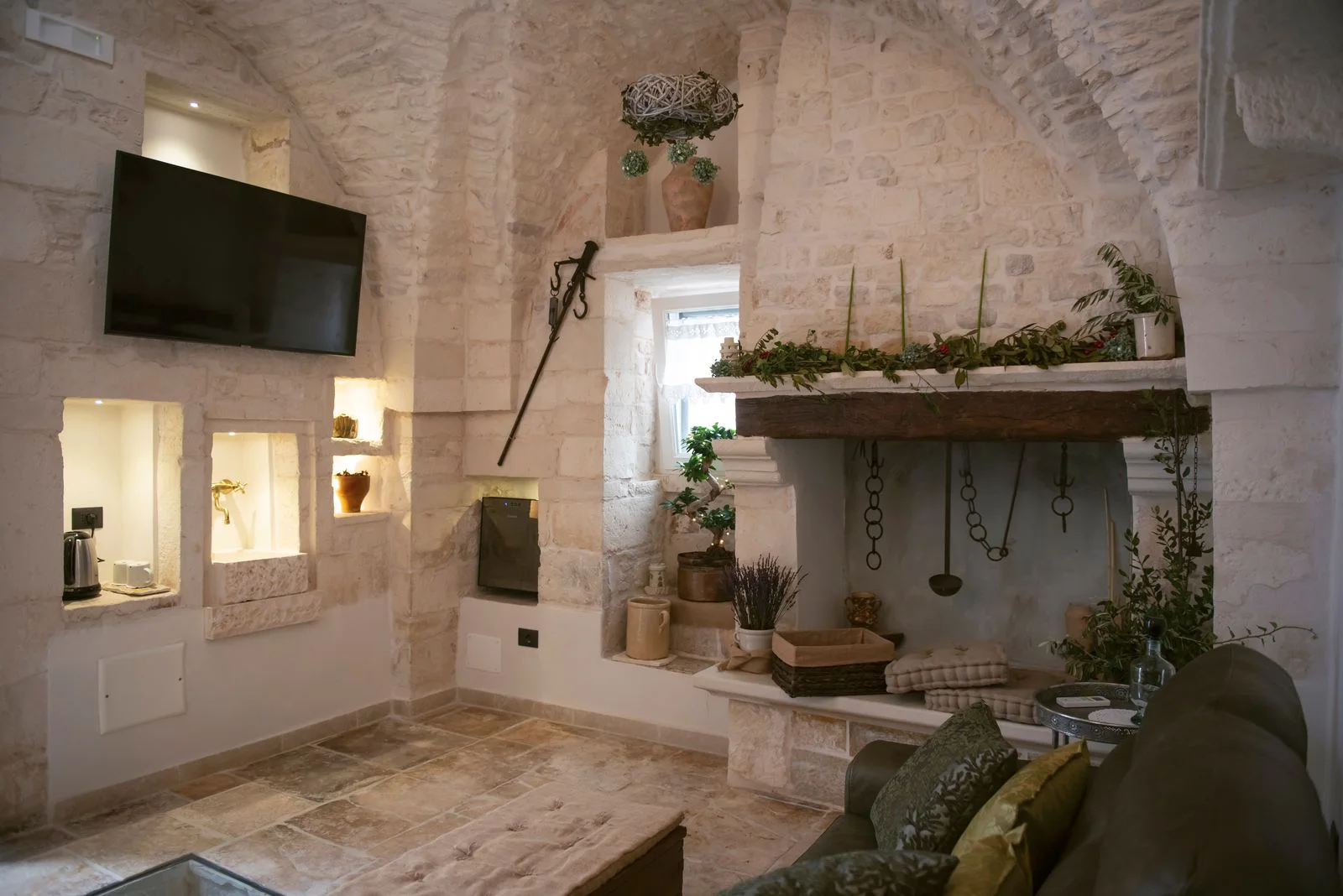 La sala relax con camino e televisione