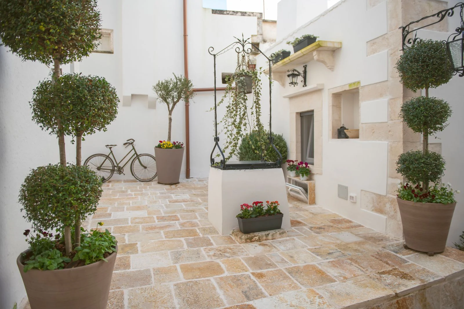 Il patio storico de L'Antico Pozzo Relais