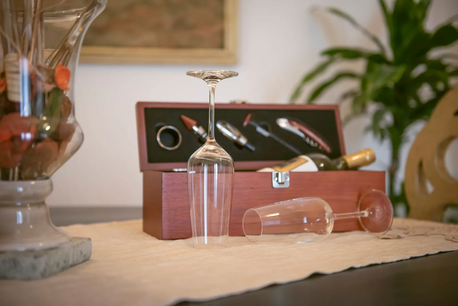 Vino e calici preparati per gli ospiti